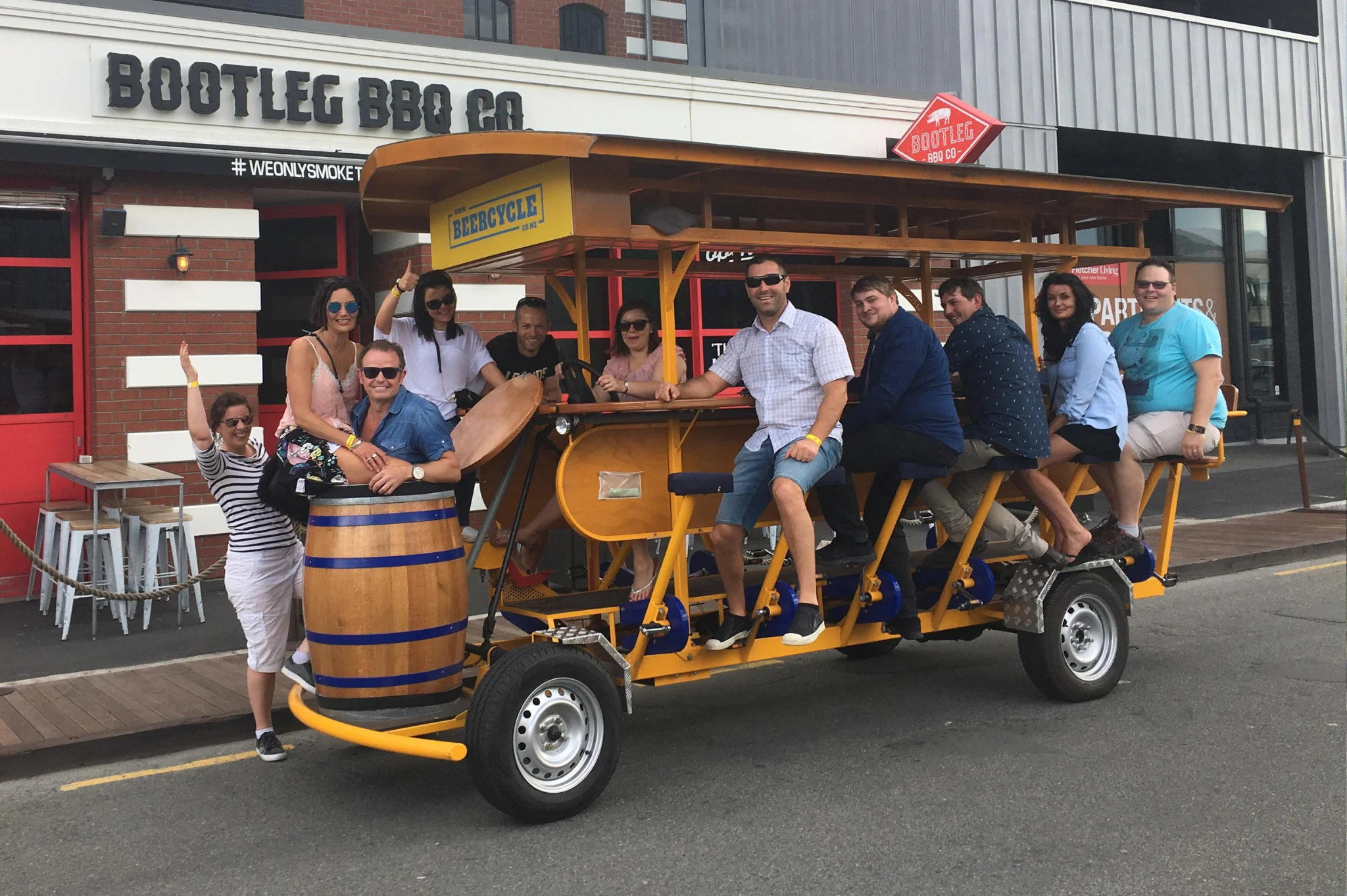 Нощен парти бус тур в София — алтернатива на Beer Bike