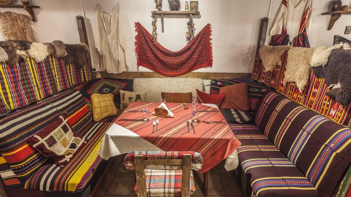 Traditional Bulgarian restaurant with folk show in Sofia