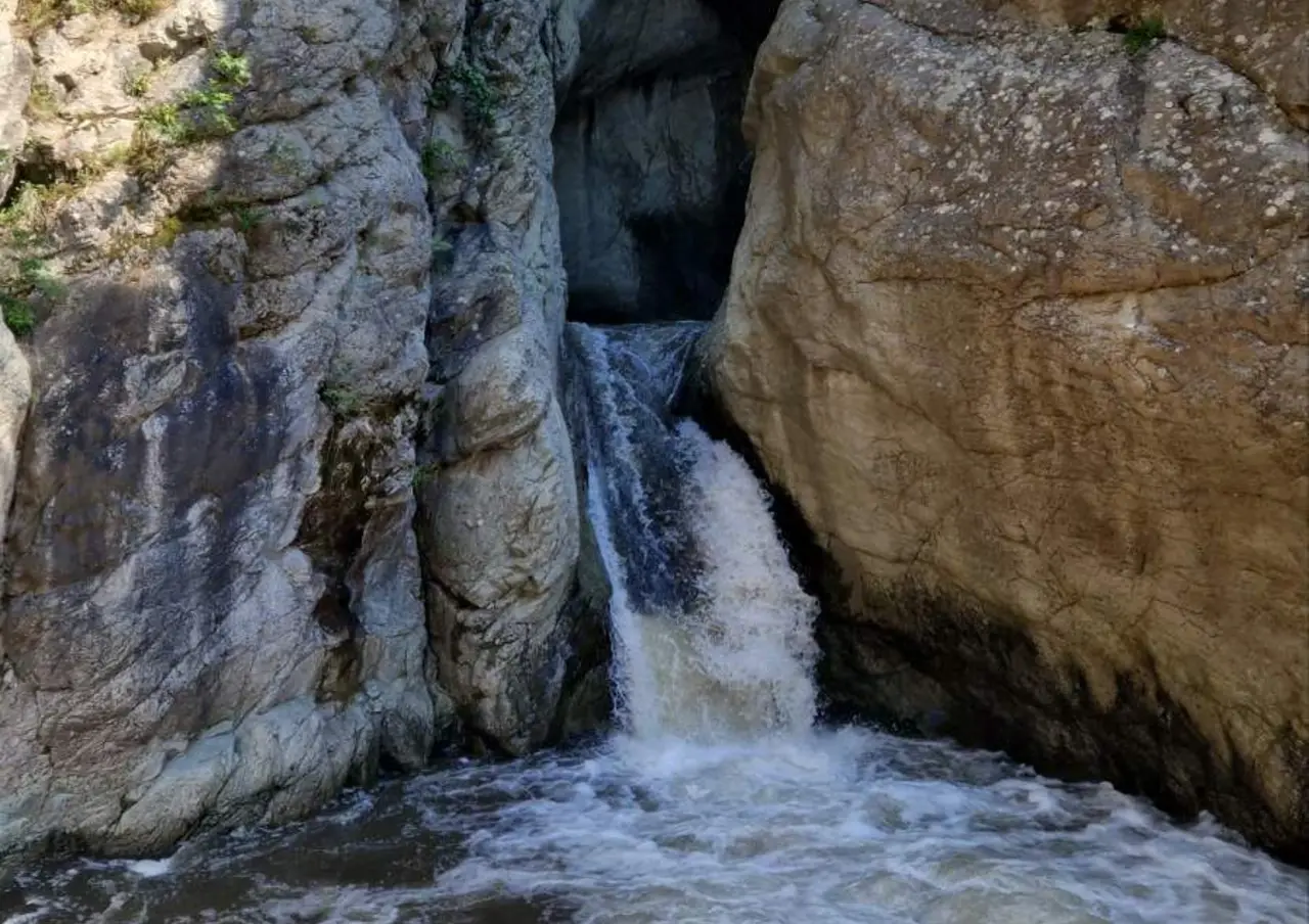 Small waterfall and a deep pool in the Kazanite gorge