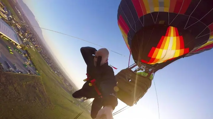 Jumper on the edge of the balloon basket
