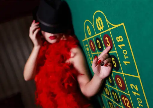 Player in a hat at the roulette table