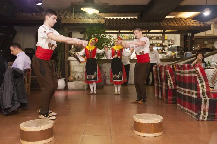 The horo on the dance floor at Chevermeto