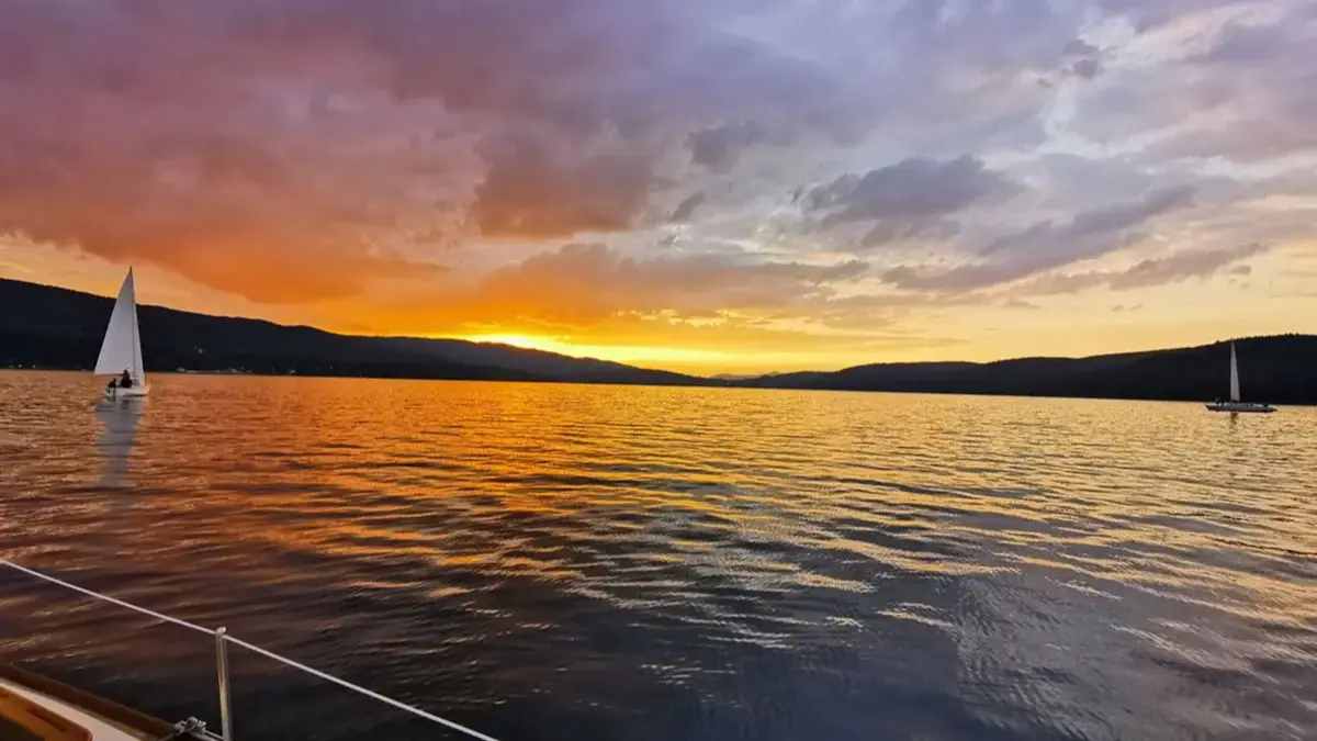 Sunset over Iskar Reservoir from a yacht, one of the things to do outdoors in Sofia