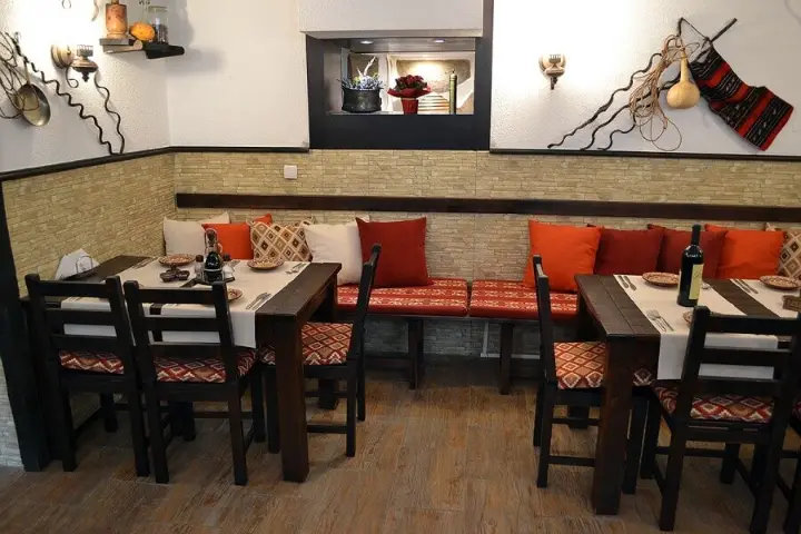 The dining room with red cushions and folk textiles