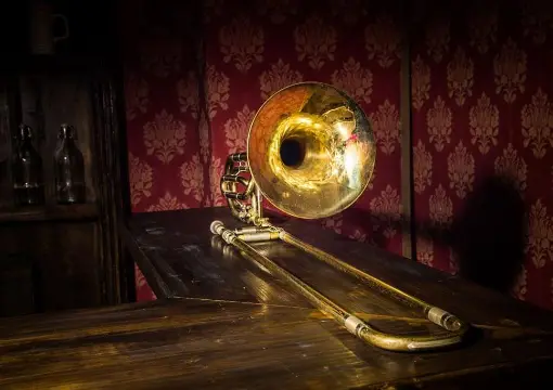 Gramophone and trumpet on the bar in the 1920s escape room
